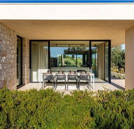 4 bedroom villa with infinity pool and sea views near Noto, Sicily, sleeps 8